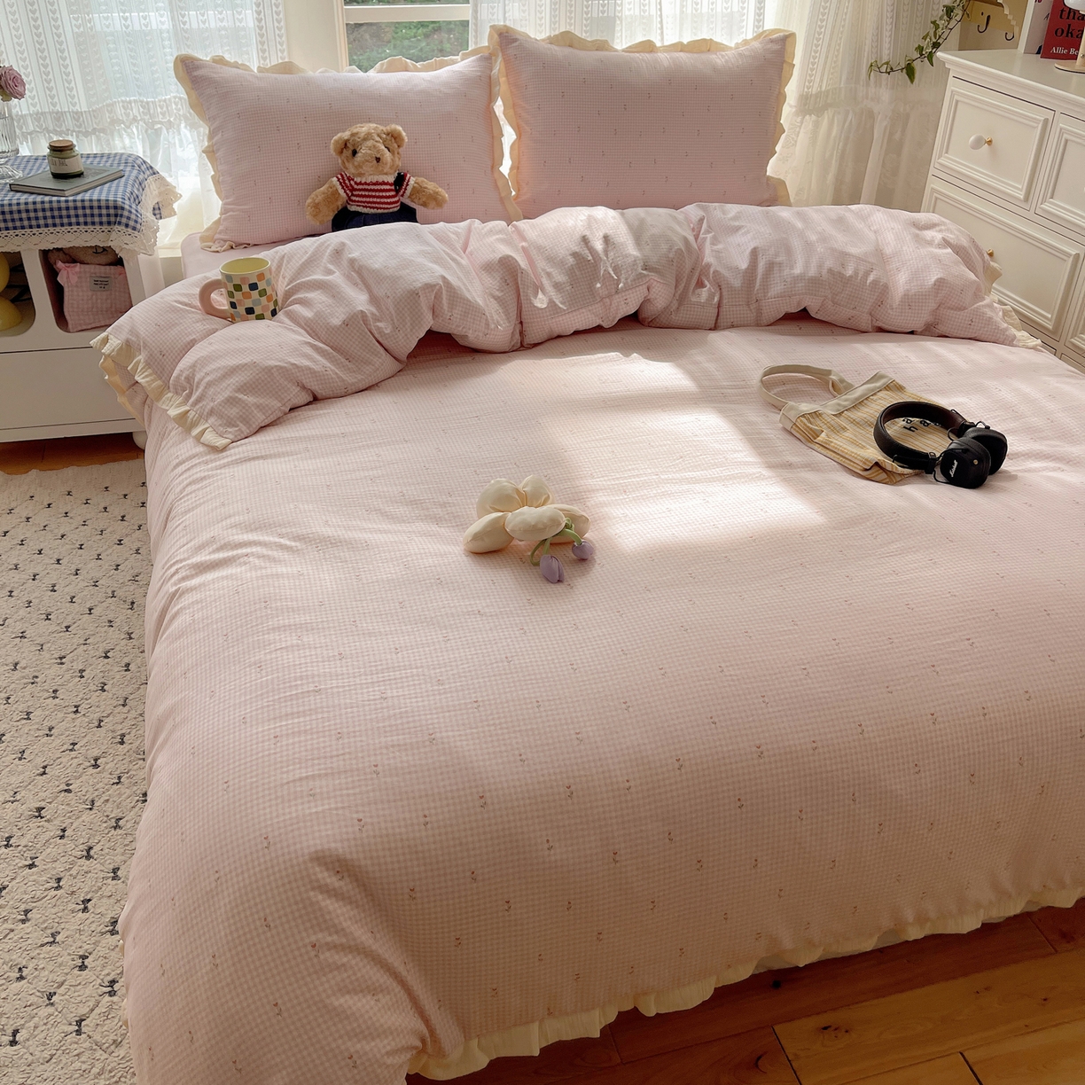 91家纺网 家纺一手货源 找家纺 盼季家纺 2025新款亲肤棉皱皱纱花边四件套 皱皱纱花边-粉格小花