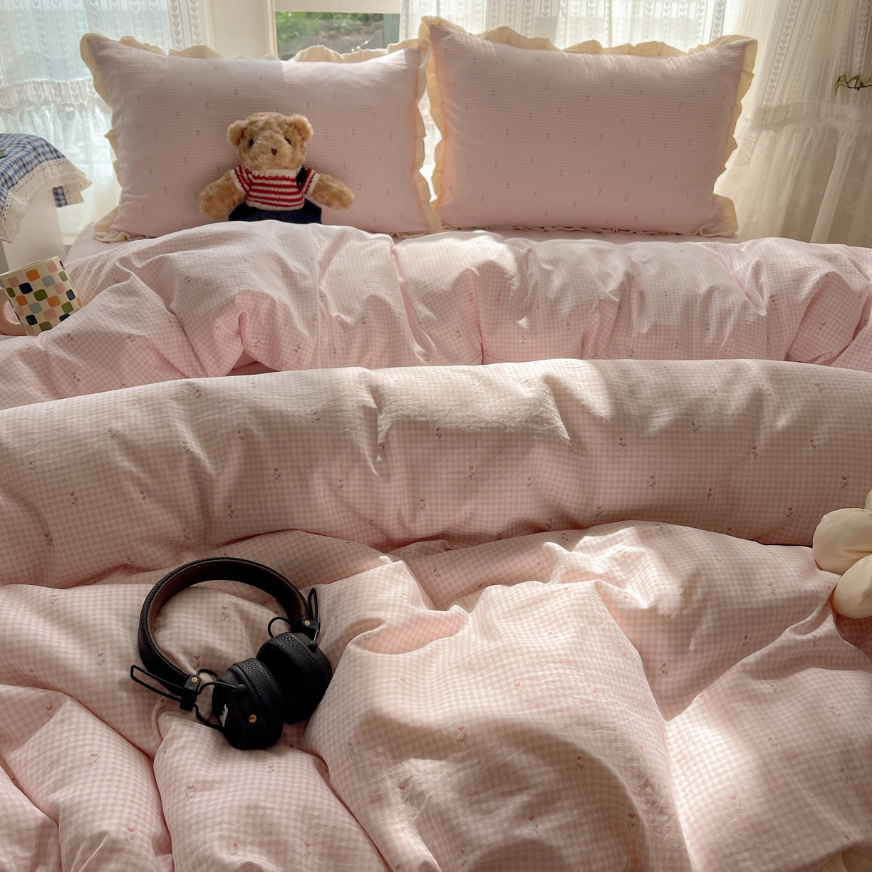 91家纺网 家纺一手货源 找家纺 盼季家纺 2025新款亲肤棉皱皱纱花边四件套 皱皱纱花边-粉格小花