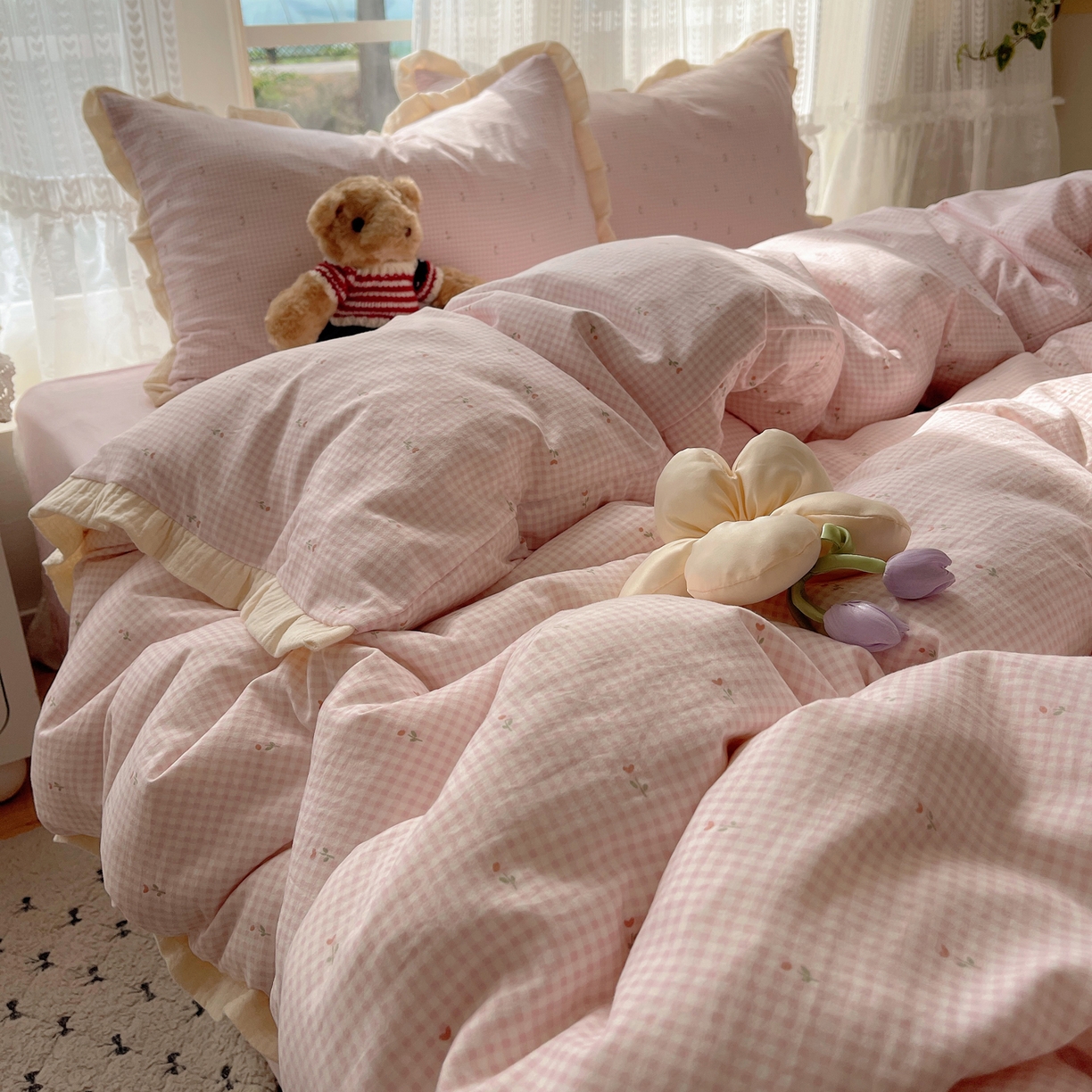 91家纺网 家纺一手货源 找家纺 盼季家纺 2025新款亲肤棉皱皱纱花边四件套 皱皱纱花边-粉格小花