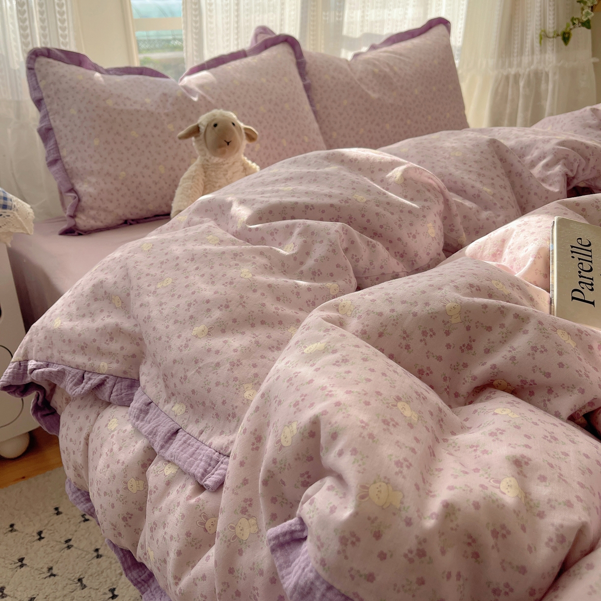 91家纺网 家纺一手货源 找家纺 盼季家纺 2025新款亲肤棉皱皱纱花边四件套 皱皱纱花边-花丛小兔-紫