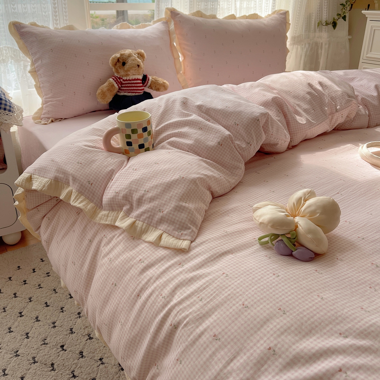 91家纺网 家纺一手货源 找家纺 盼季家纺 2025新款亲肤棉皱皱纱花边四件套 皱皱纱花边-粉格小花