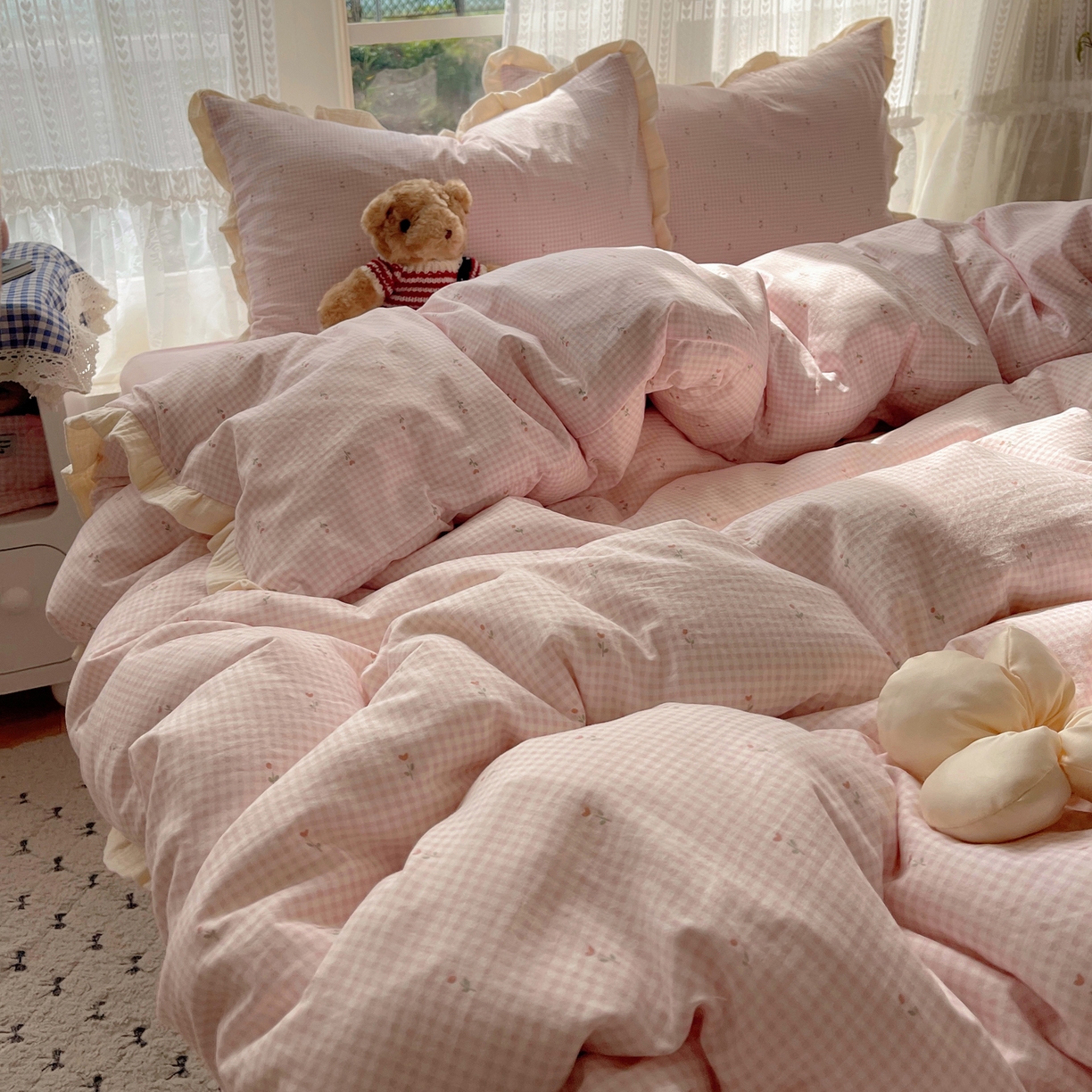 91家纺网 家纺一手货源 找家纺 盼季家纺 2025新款亲肤棉皱皱纱花边四件套 皱皱纱花边-粉格小花