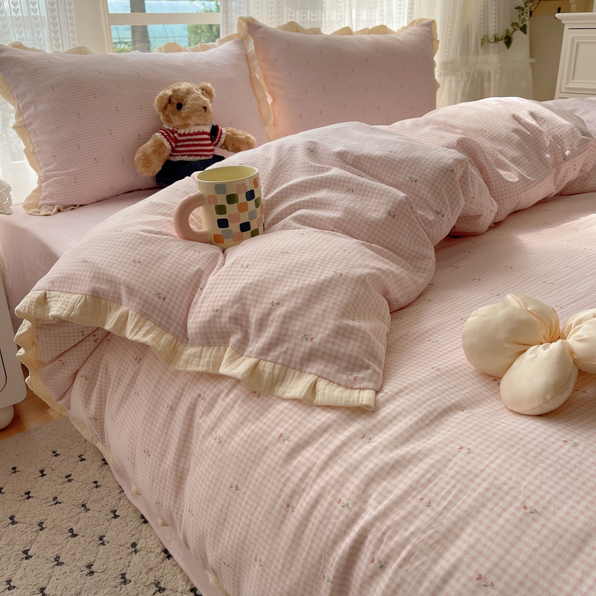 91家纺网 家纺一手货源 找家纺 盼季家纺 2025新款亲肤棉皱皱纱花边四件套 皱皱纱花边-粉格小花