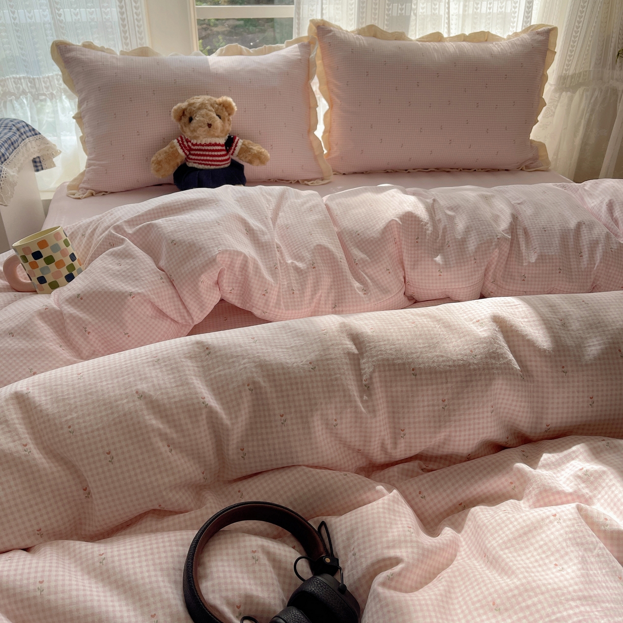 91家纺网 家纺一手货源 找家纺 盼季家纺 2025新款亲肤棉皱皱纱花边四件套 皱皱纱花边-粉格小花