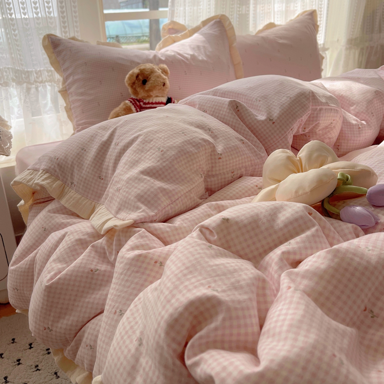 91家纺网 家纺一手货源 找家纺 盼季家纺 2025新款亲肤棉皱皱纱花边四件套 皱皱纱花边-粉格小花