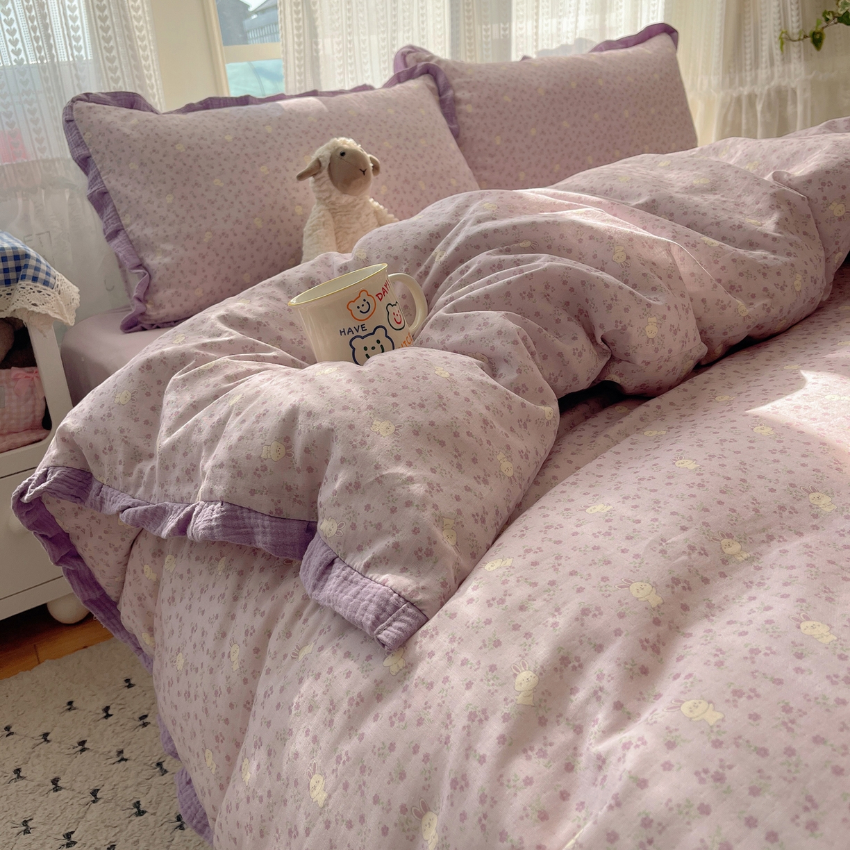 91家纺网 家纺一手货源 找家纺 盼季家纺 2025新款亲肤棉皱皱纱花边四件套 皱皱纱花边-花丛小兔-紫