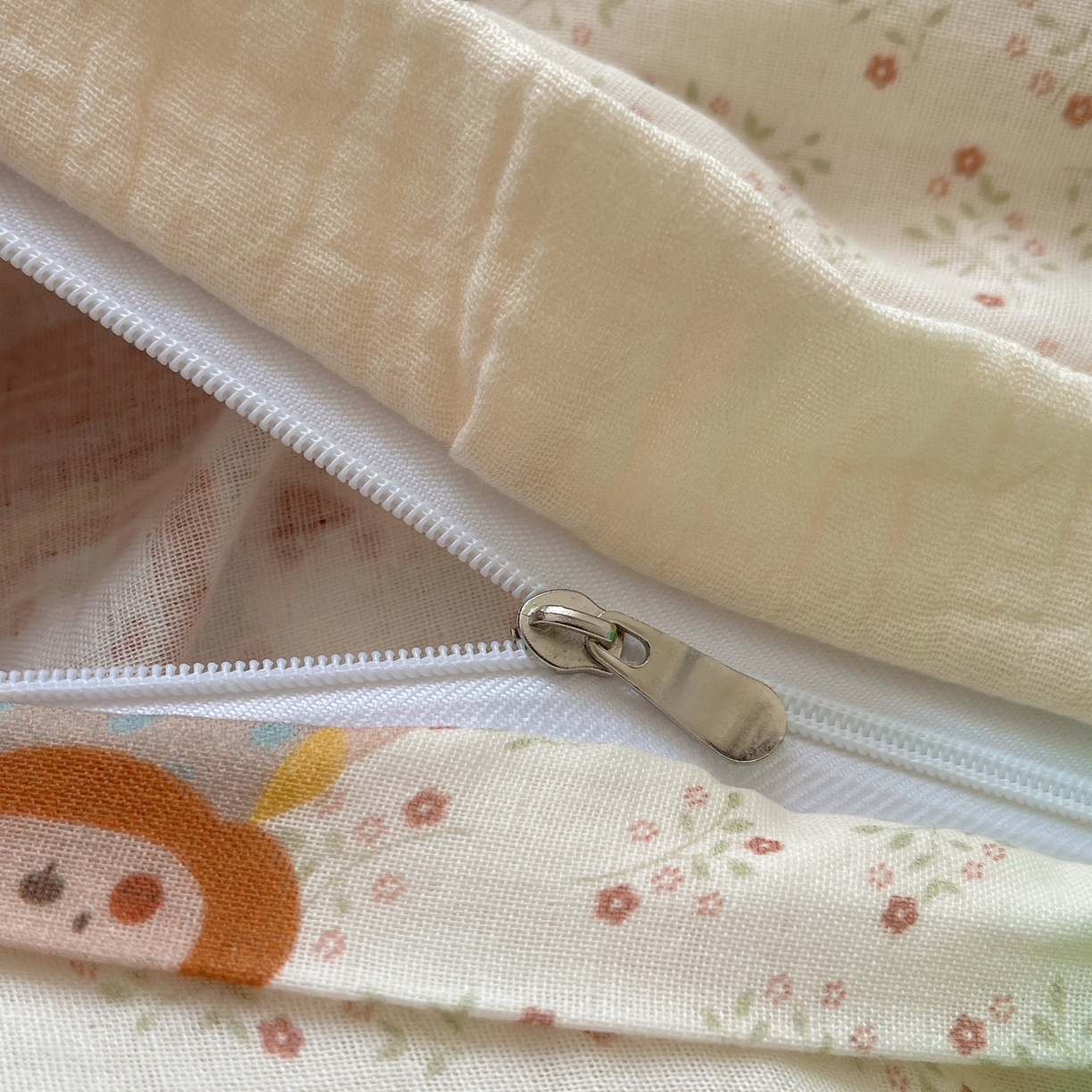 91家纺网 家纺一手货源 找家纺 盼季家纺 2025新款亲肤棉皱皱纱花边四件套 皱皱纱花边-小狮子