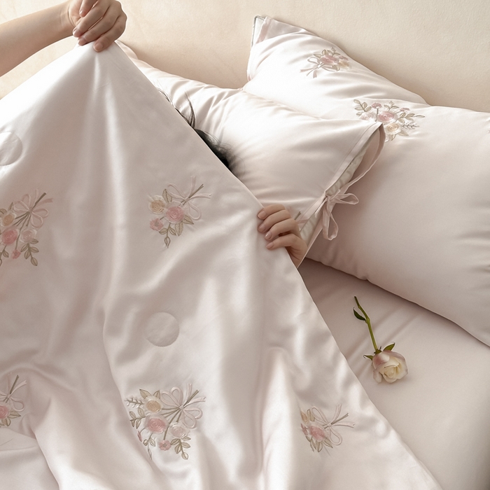 91家纺网 家纺一手货源 找家纺 帝王家纺 2025爆款刺绣水洗天丝真丝夏被四件套冰丝三件套单夏被夏季直播 玫瑰芬芳-粉色