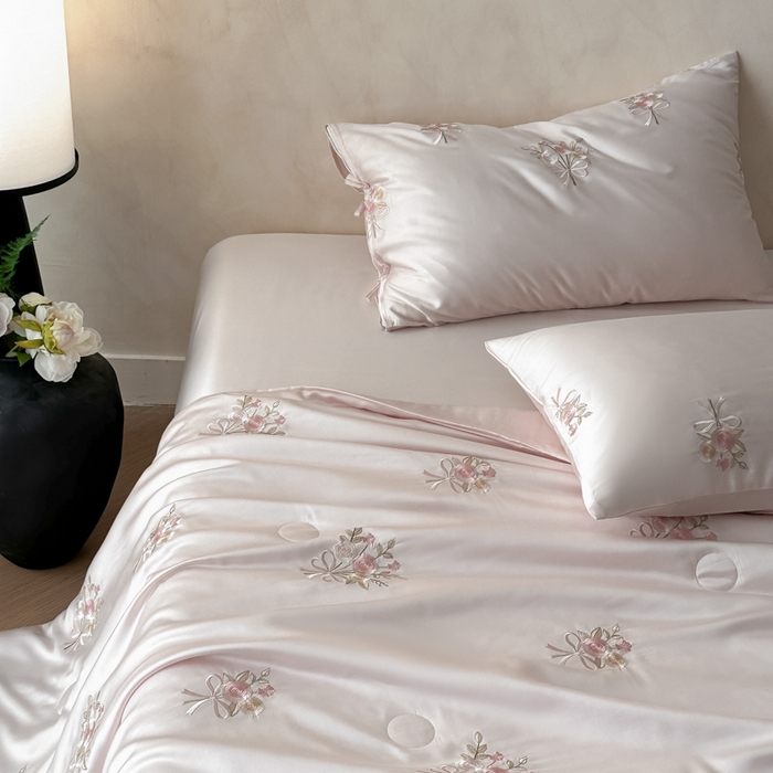 91家纺网 家纺一手货源 找家纺 帝王家纺 2025爆款刺绣水洗天丝真丝夏被四件套冰丝三件套单夏被夏季直播 玫瑰芬芳-粉色