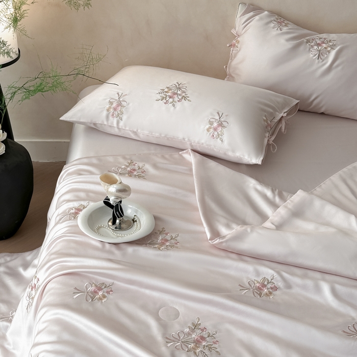 91家纺网 家纺一手货源 找家纺 帝王家纺 2025爆款刺绣水洗天丝真丝夏被四件套冰丝三件套单夏被夏季直播 玫瑰芬芳-粉色