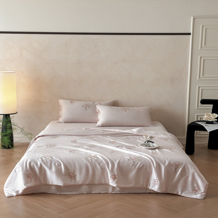 91家纺网 家纺一手货源 找家纺 帝王家纺 2025爆款刺绣水洗天丝真丝夏被四件套冰丝三件套单夏被夏季直播 玫瑰芬芳-粉色