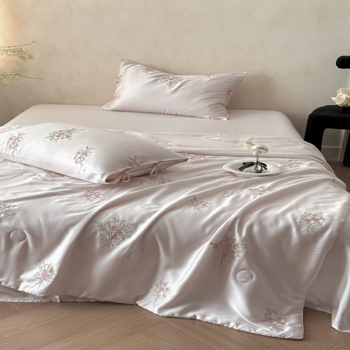 91家纺网 家纺一手货源 找家纺 帝王家纺 2025爆款刺绣水洗天丝真丝夏被四件套冰丝三件套单夏被夏季直播 玫瑰芬芳-粉色
