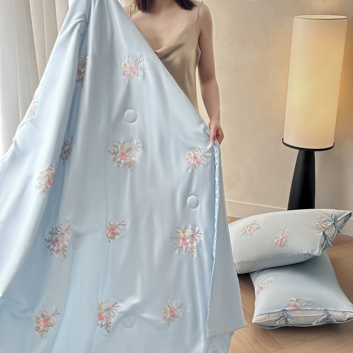 91家纺网 家纺一手货源 找家纺 帝王家纺 2025爆款刺绣水洗天丝真丝夏被四件套冰丝三件套单夏被夏季直播 玫瑰芬芳-天蓝