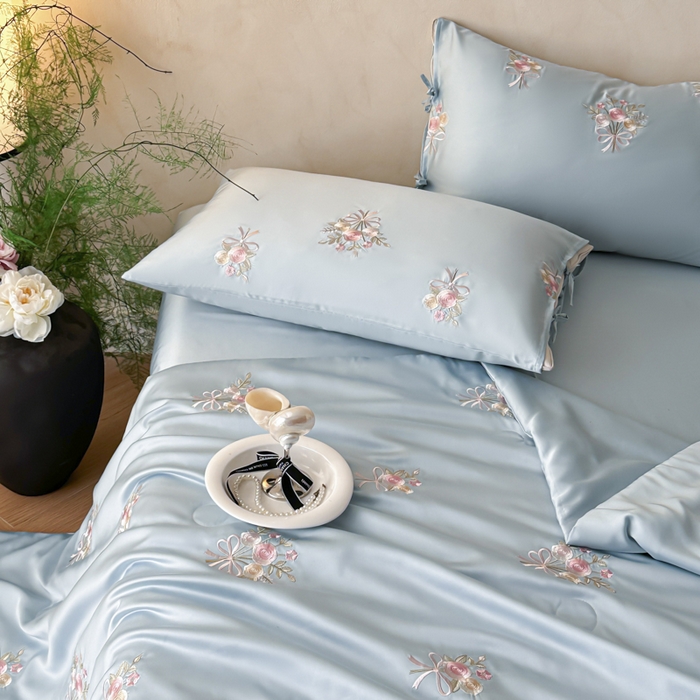 91家纺网 家纺一手货源 找家纺 帝王家纺 2025爆款刺绣水洗天丝真丝夏被四件套冰丝三件套单夏被夏季直播 玫瑰芬芳-天蓝
