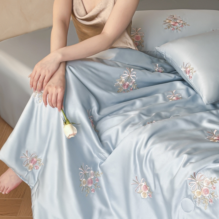 91家纺网 家纺一手货源 找家纺 帝王家纺 2025爆款刺绣水洗天丝真丝夏被四件套冰丝三件套单夏被夏季直播 玫瑰芬芳-天蓝