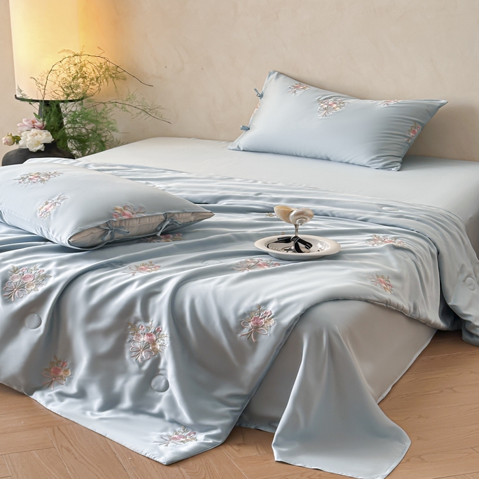 91家纺网 家纺一手货源 找家纺 帝王家纺 2025爆款刺绣水洗天丝真丝夏被四件套冰丝三件套单夏被夏季直播 玫瑰芬芳-天蓝