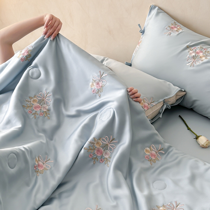 91家纺网 家纺一手货源 找家纺 帝王家纺 2025爆款刺绣水洗天丝真丝夏被四件套冰丝三件套单夏被夏季直播 玫瑰芬芳-天蓝