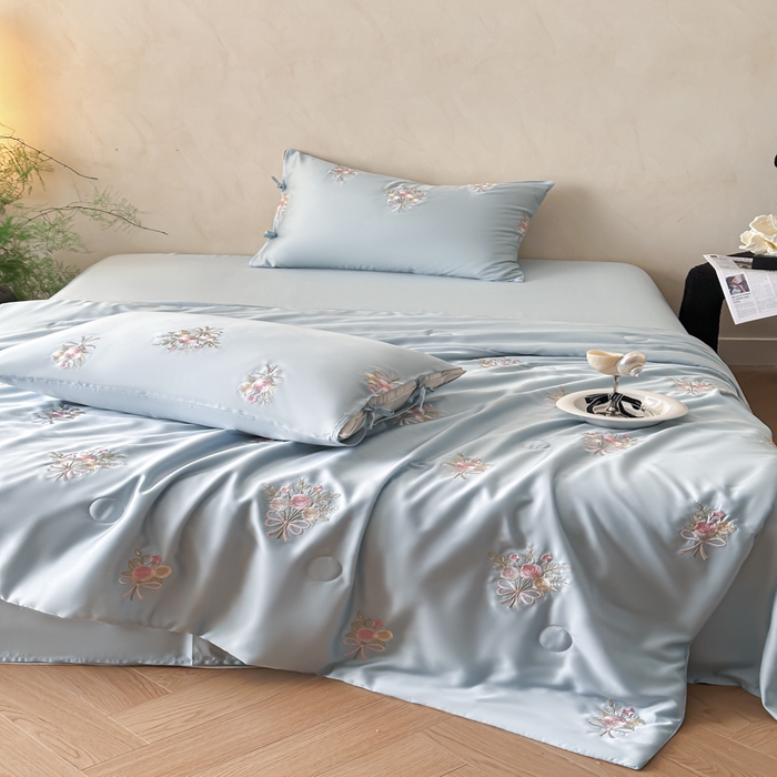 91家纺网 家纺一手货源 找家纺 帝王家纺 2025爆款刺绣水洗天丝真丝夏被四件套冰丝三件套单夏被夏季直播 玫瑰芬芳-天蓝