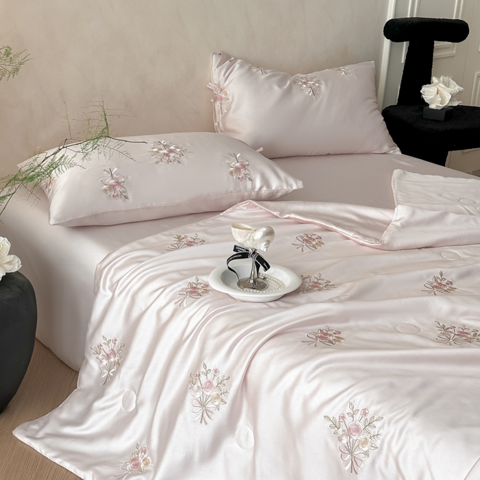 91家纺网 家纺一手货源 找家纺 帝王家纺 2025爆款刺绣水洗天丝真丝夏被四件套冰丝三件套单夏被夏季直播 玫瑰芬芳-粉色