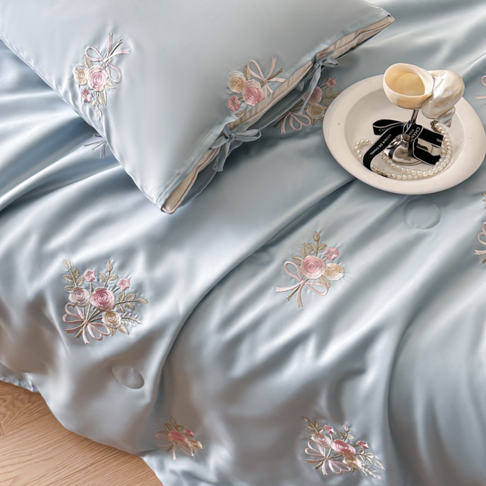 91家纺网 家纺一手货源 找家纺 帝王家纺 2025爆款刺绣水洗天丝真丝夏被四件套冰丝三件套单夏被夏季直播 玫瑰芬芳-天蓝