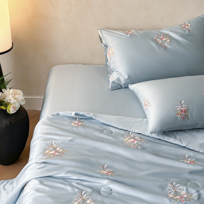 91家纺网 家纺一手货源 找家纺 帝王家纺 2025爆款刺绣水洗天丝真丝夏被四件套冰丝三件套单夏被夏季直播 玫瑰芬芳-天蓝