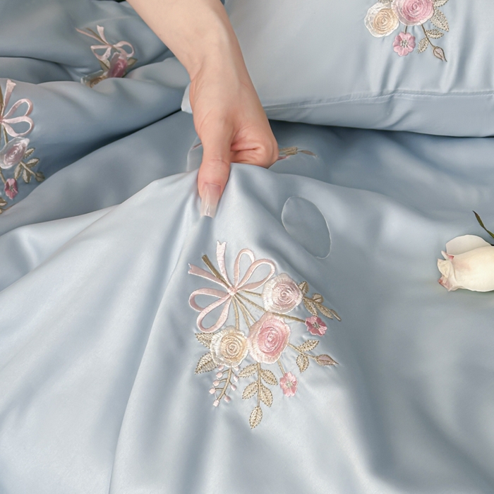 91家纺网 家纺一手货源 找家纺 帝王家纺 2025爆款刺绣水洗天丝真丝夏被四件套冰丝三件套单夏被夏季直播 玫瑰芬芳-天蓝