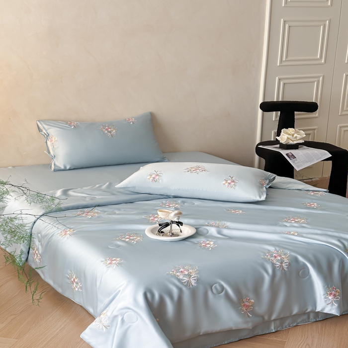 91家纺网 家纺一手货源 找家纺 帝王家纺 2025爆款刺绣水洗天丝真丝夏被四件套冰丝三件套单夏被夏季直播 玫瑰芬芳-天蓝