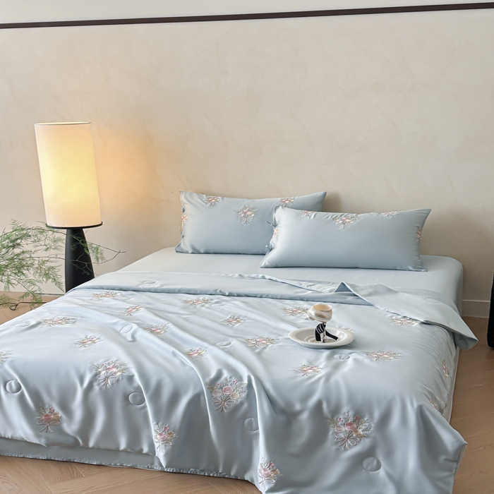 91家纺网 家纺一手货源 找家纺 帝王家纺 2025爆款刺绣水洗天丝真丝夏被四件套冰丝三件套单夏被夏季直播 玫瑰芬芳-天蓝