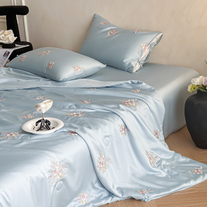 91家纺网 家纺一手货源 找家纺 帝王家纺 2025爆款刺绣水洗天丝真丝夏被四件套冰丝三件套单夏被夏季直播 玫瑰芬芳-天蓝