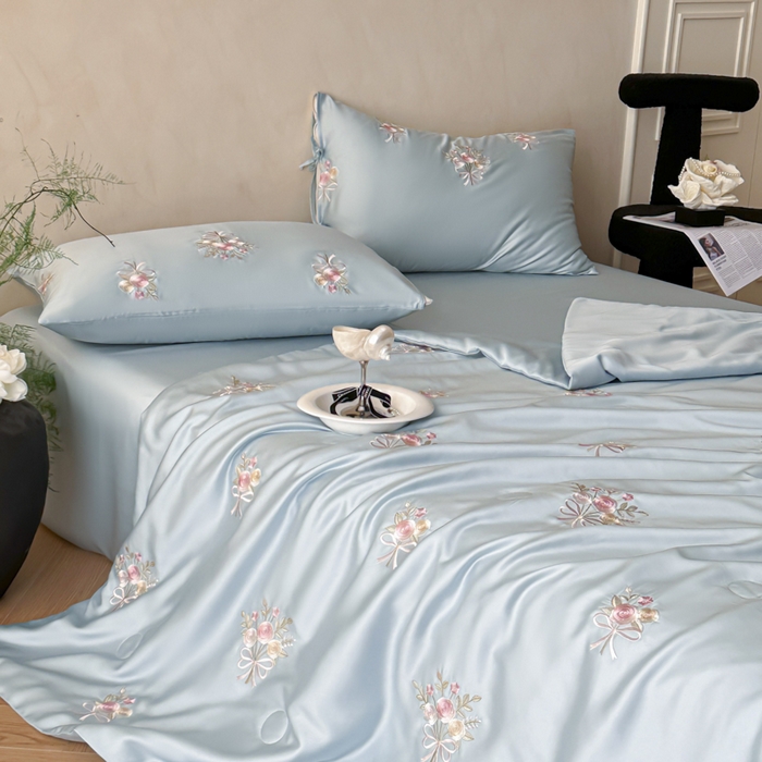 91家纺网 家纺一手货源 找家纺 帝王家纺 2025爆款刺绣水洗天丝真丝夏被四件套冰丝三件套单夏被夏季直播 玫瑰芬芳-天蓝