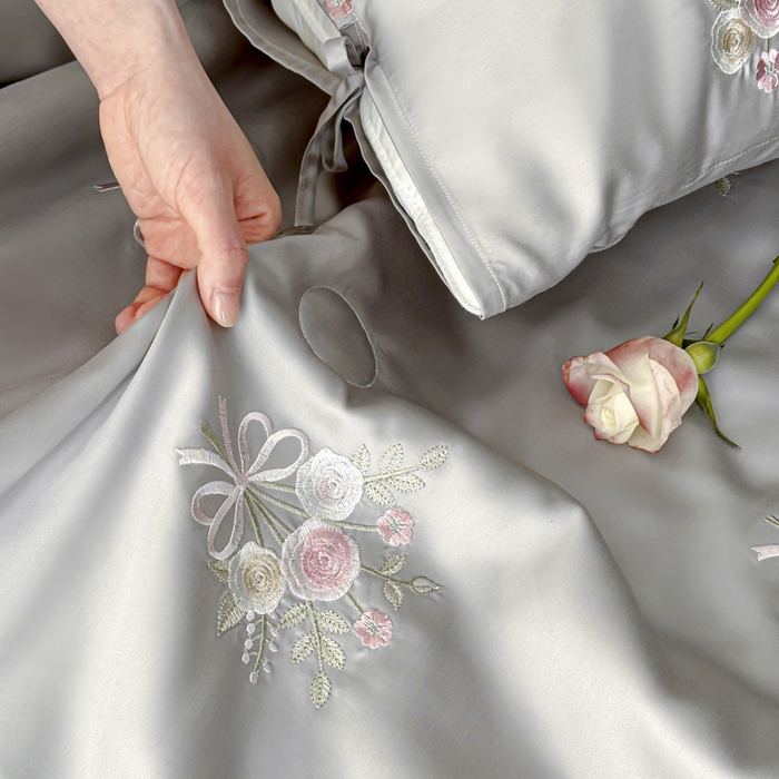 91家纺网 家纺一手货源 找家纺 帝王家纺 2025爆款刺绣水洗天丝真丝夏被四件套冰丝三件套单夏被夏季直播 玫瑰芬芳-浅灰