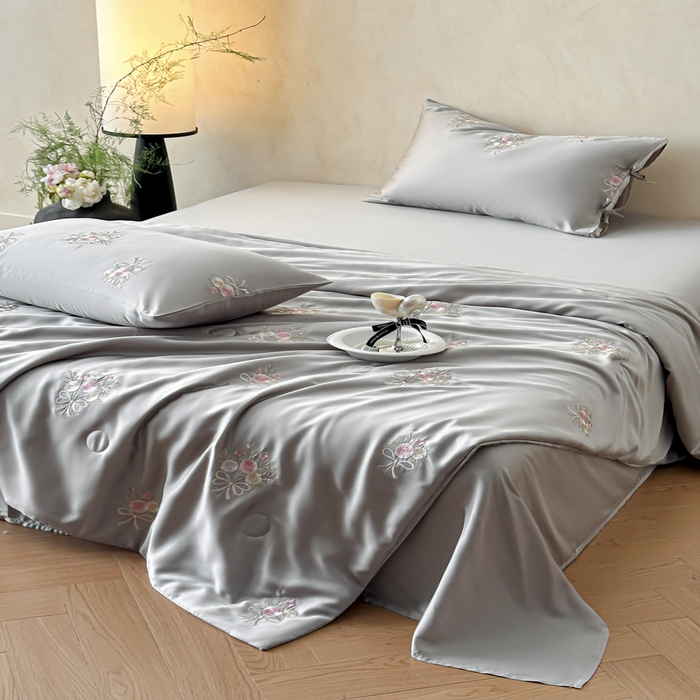 91家纺网 家纺一手货源 找家纺 帝王家纺 2025爆款刺绣水洗天丝真丝夏被四件套冰丝三件套单夏被夏季直播 玫瑰芬芳-浅灰