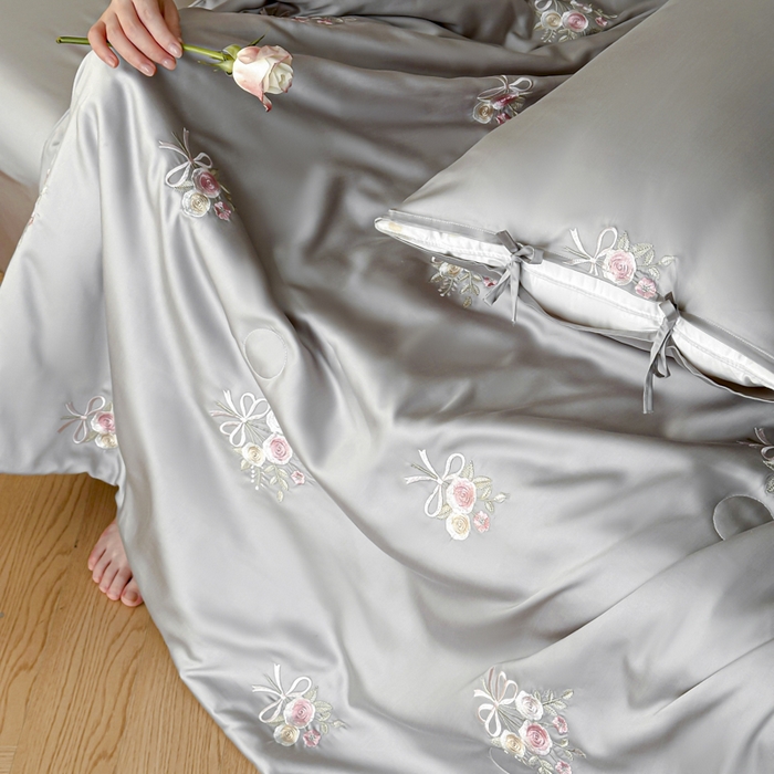 91家纺网 家纺一手货源 找家纺 帝王家纺 2025爆款刺绣水洗天丝真丝夏被四件套冰丝三件套单夏被夏季直播 玫瑰芬芳-浅灰
