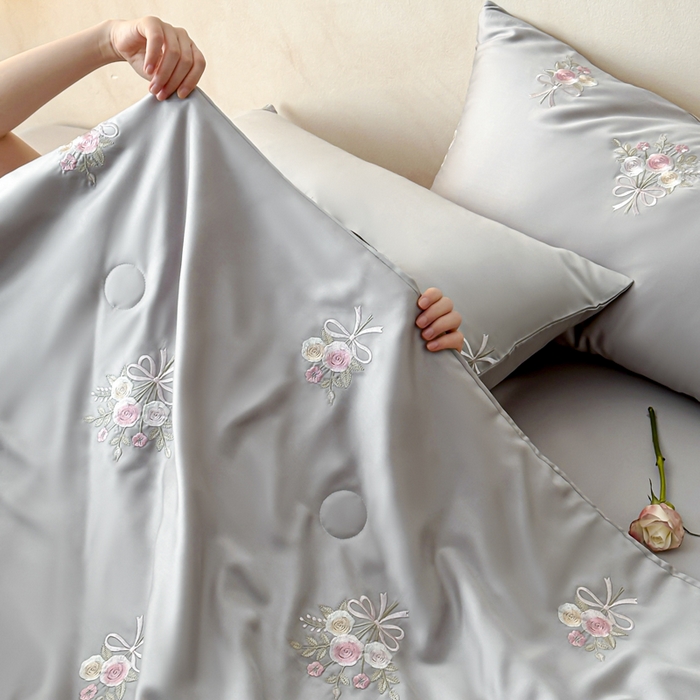 91家纺网 家纺一手货源 找家纺 帝王家纺 2025爆款刺绣水洗天丝真丝夏被四件套冰丝三件套单夏被夏季直播 玫瑰芬芳-浅灰