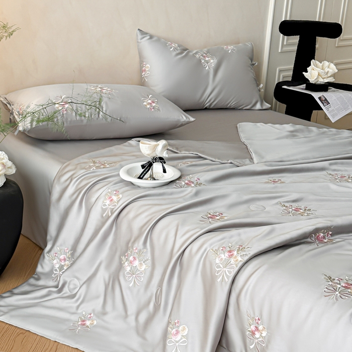 91家纺网 家纺一手货源 找家纺 帝王家纺 2025爆款刺绣水洗天丝真丝夏被四件套冰丝三件套单夏被夏季直播 玫瑰芬芳-浅灰
