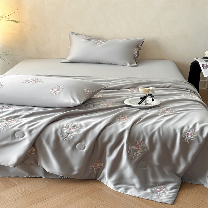 91家纺网 家纺一手货源 找家纺 帝王家纺 2025爆款刺绣水洗天丝真丝夏被四件套冰丝三件套单夏被夏季直播 玫瑰芬芳-浅灰