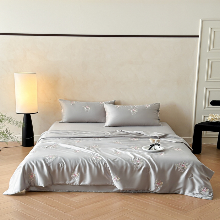 91家纺网 家纺一手货源 找家纺 帝王家纺 2025爆款刺绣水洗天丝真丝夏被四件套冰丝三件套单夏被夏季直播 玫瑰芬芳-浅灰