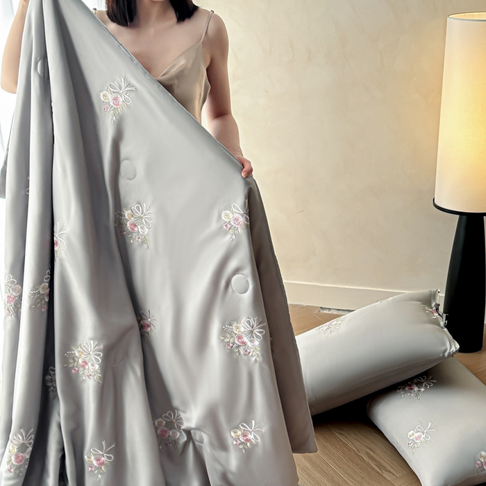 91家纺网 家纺一手货源 找家纺 帝王家纺 2025爆款刺绣水洗天丝真丝夏被四件套冰丝三件套单夏被夏季直播 玫瑰芬芳-浅灰