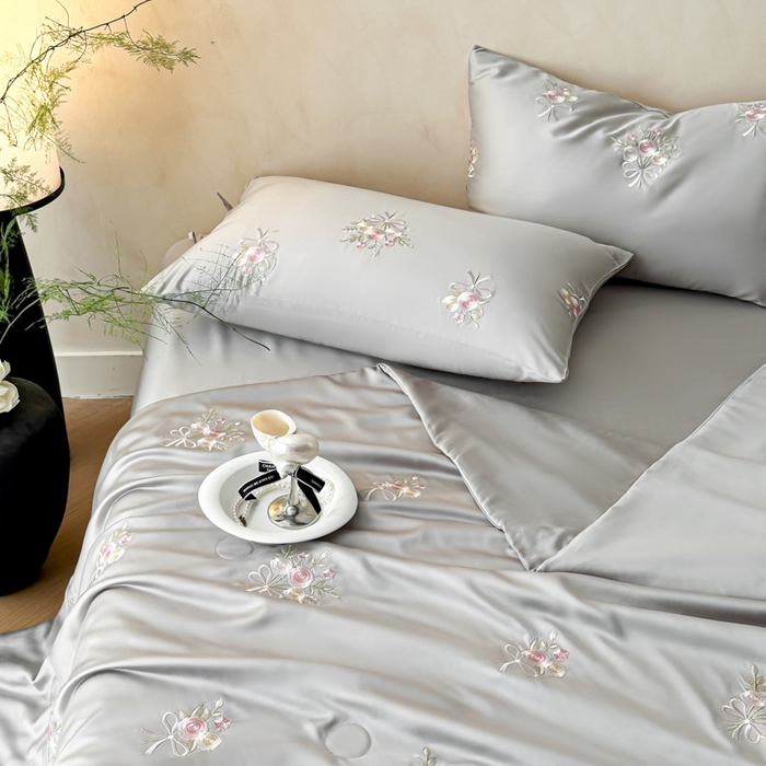 91家纺网 家纺一手货源 找家纺 帝王家纺 2025爆款刺绣水洗天丝真丝夏被四件套冰丝三件套单夏被夏季直播 玫瑰芬芳-浅灰