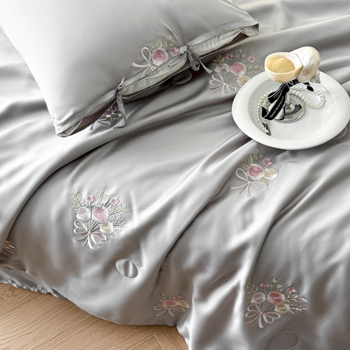 91家纺网 家纺一手货源 找家纺 帝王家纺 2025爆款刺绣水洗天丝真丝夏被四件套冰丝三件套单夏被夏季直播 玫瑰芬芳-浅灰