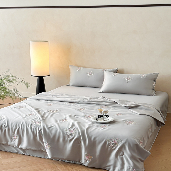 91家纺网 家纺一手货源 找家纺 帝王家纺 2025爆款刺绣水洗天丝真丝夏被四件套冰丝三件套单夏被夏季直播 玫瑰芬芳-浅灰