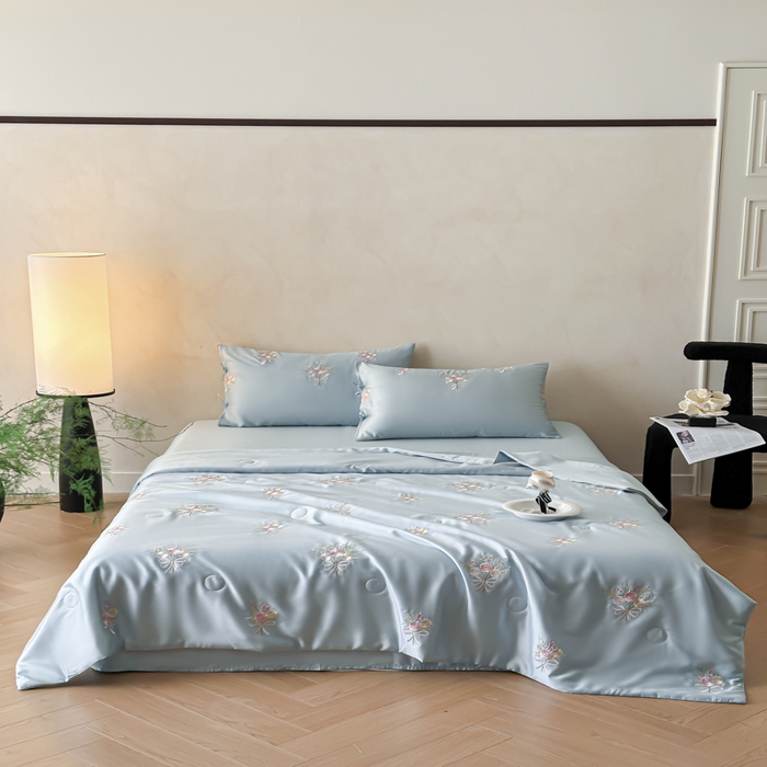 91家纺网 家纺一手货源 找家纺 帝王家纺 2025爆款刺绣水洗天丝真丝夏被四件套冰丝三件套单夏被夏季直播 玫瑰芬芳-天蓝