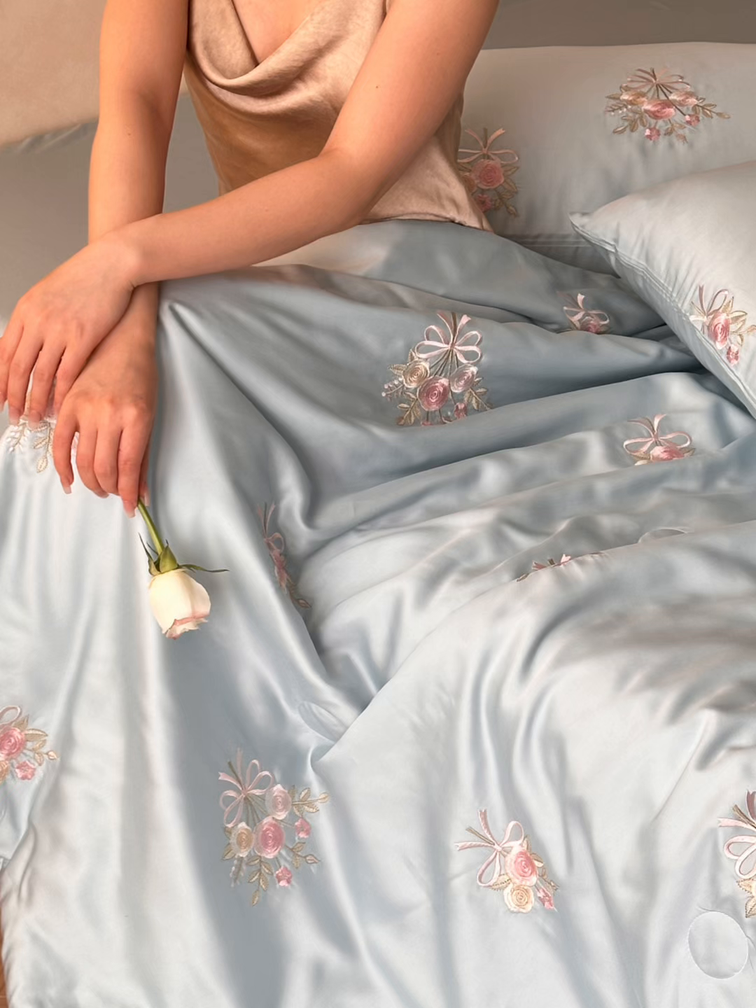 91家纺网 家纺一手货源 找家纺 帝王家纺 2025爆款刺绣水洗天丝真丝夏被四件套冰丝三件套单夏被夏季直播 玫瑰芬芳-天蓝