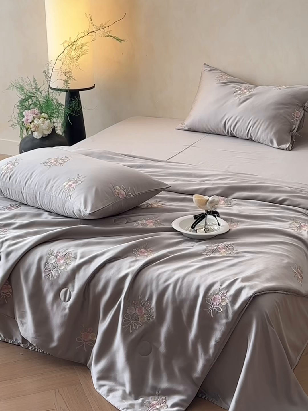 91家纺网 家纺一手货源 找家纺 帝王家纺 2025爆款刺绣水洗天丝真丝夏被四件套冰丝三件套单夏被夏季直播 玫瑰芬芳-浅灰