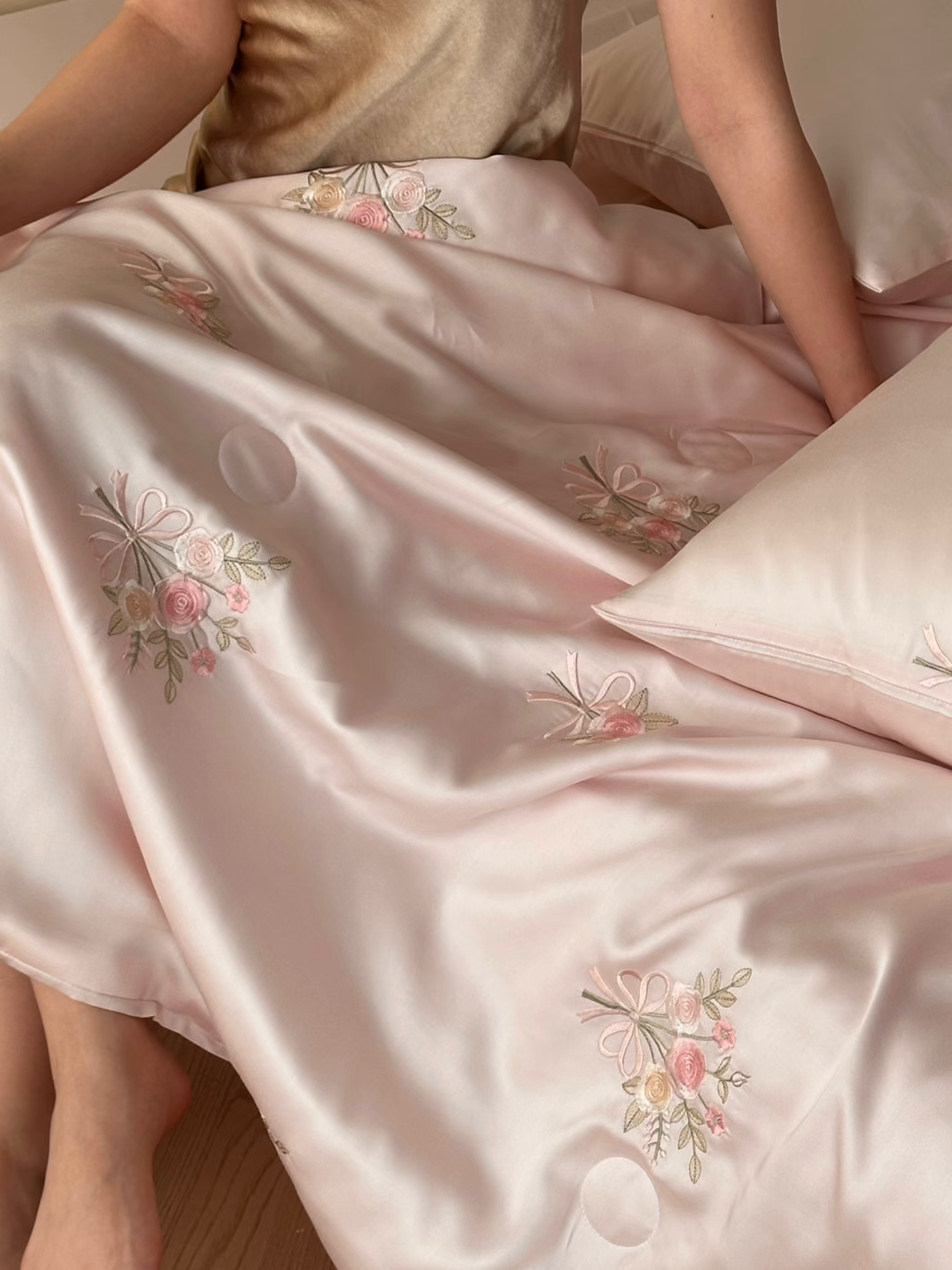 91家纺网 家纺一手货源 找家纺 帝王家纺 2025爆款刺绣水洗天丝真丝夏被四件套冰丝三件套单夏被夏季直播 玫瑰芬芳-粉色