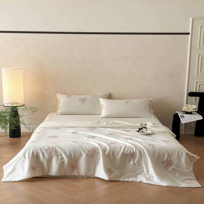 91家纺网 家纺一手货源 找家纺 帝王家纺 2025爆款刺绣水洗天丝真丝夏被四件套冰丝三件套单夏被夏季直播 玫瑰芬芳-白色