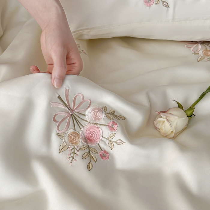 91家纺网 家纺一手货源 找家纺 帝王家纺 2025爆款刺绣水洗天丝真丝夏被四件套冰丝三件套单夏被夏季直播 玫瑰芬芳-白色