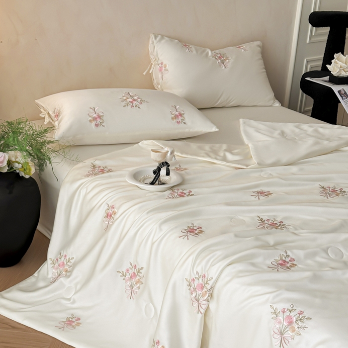 91家纺网 家纺一手货源 找家纺 帝王家纺 2025爆款刺绣水洗天丝真丝夏被四件套冰丝三件套单夏被夏季直播 玫瑰芬芳-白色