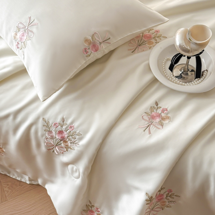 91家纺网 家纺一手货源 找家纺 帝王家纺 2025爆款刺绣水洗天丝真丝夏被四件套冰丝三件套单夏被夏季直播 玫瑰芬芳-白色