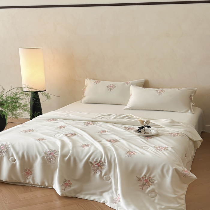 91家纺网 家纺一手货源 找家纺 帝王家纺 2025爆款刺绣水洗天丝真丝夏被四件套冰丝三件套单夏被夏季直播 玫瑰芬芳-白色